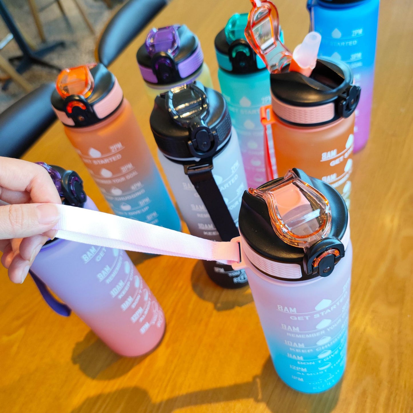 Damen motivierende Wasserflasche mit Zeitmarkierungen Karnz