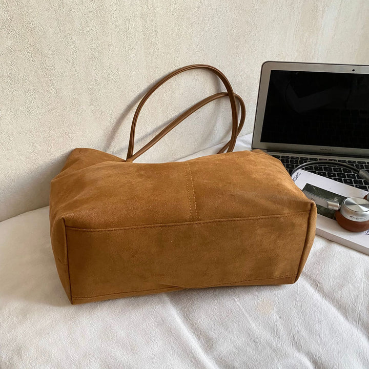 Minimalistische Wildleder Schultertasche