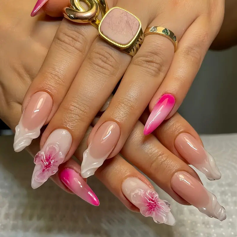 Detaillierte florale Press-On Nagelkunst Karnz