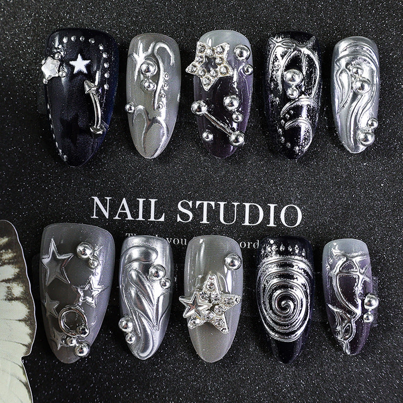 Kunstnageldesign Set mit glamourösen Sternen- und Metallic-Akzenten Karnz
