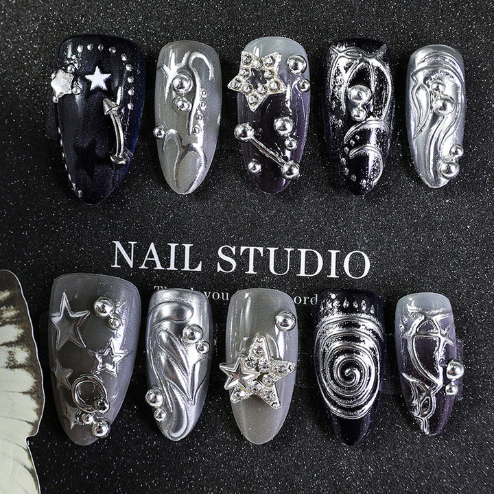 Kunstnageldesign Set mit glamourösen Sternen- und Metallic-Akzenten Karnz