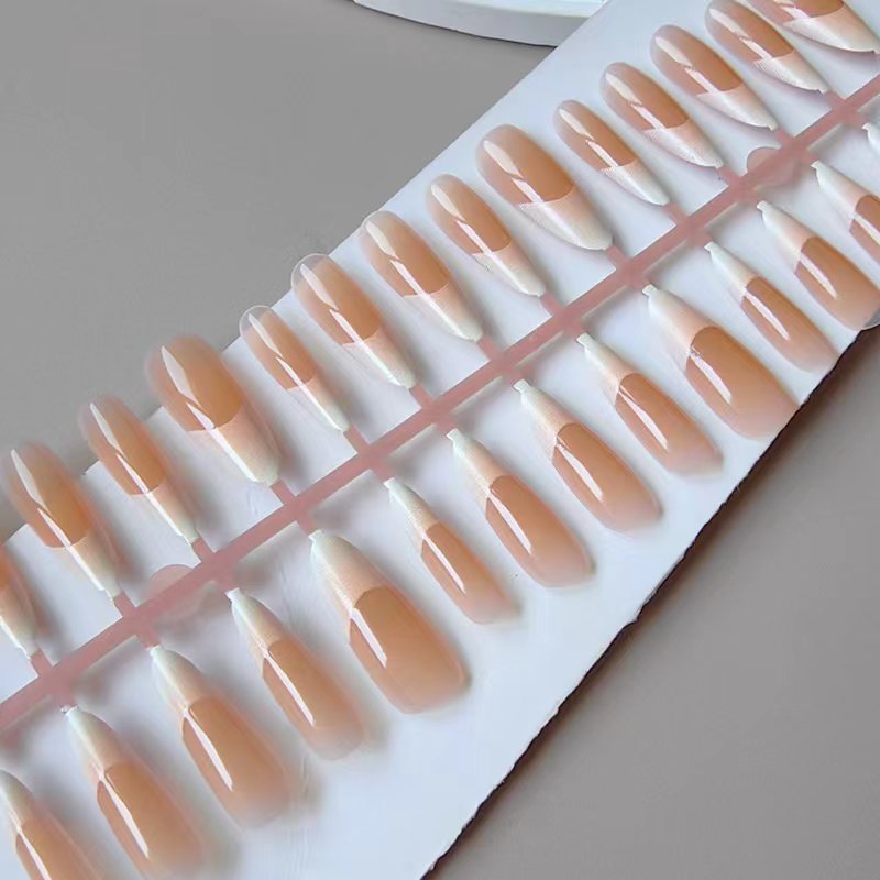 Kunstfingernägel Im Eleganten French-Tip Design Karnz