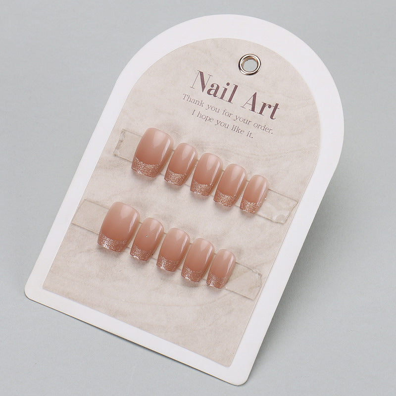 Elegantes Press-On-Nageldesign mit Strassakzenten Karnz