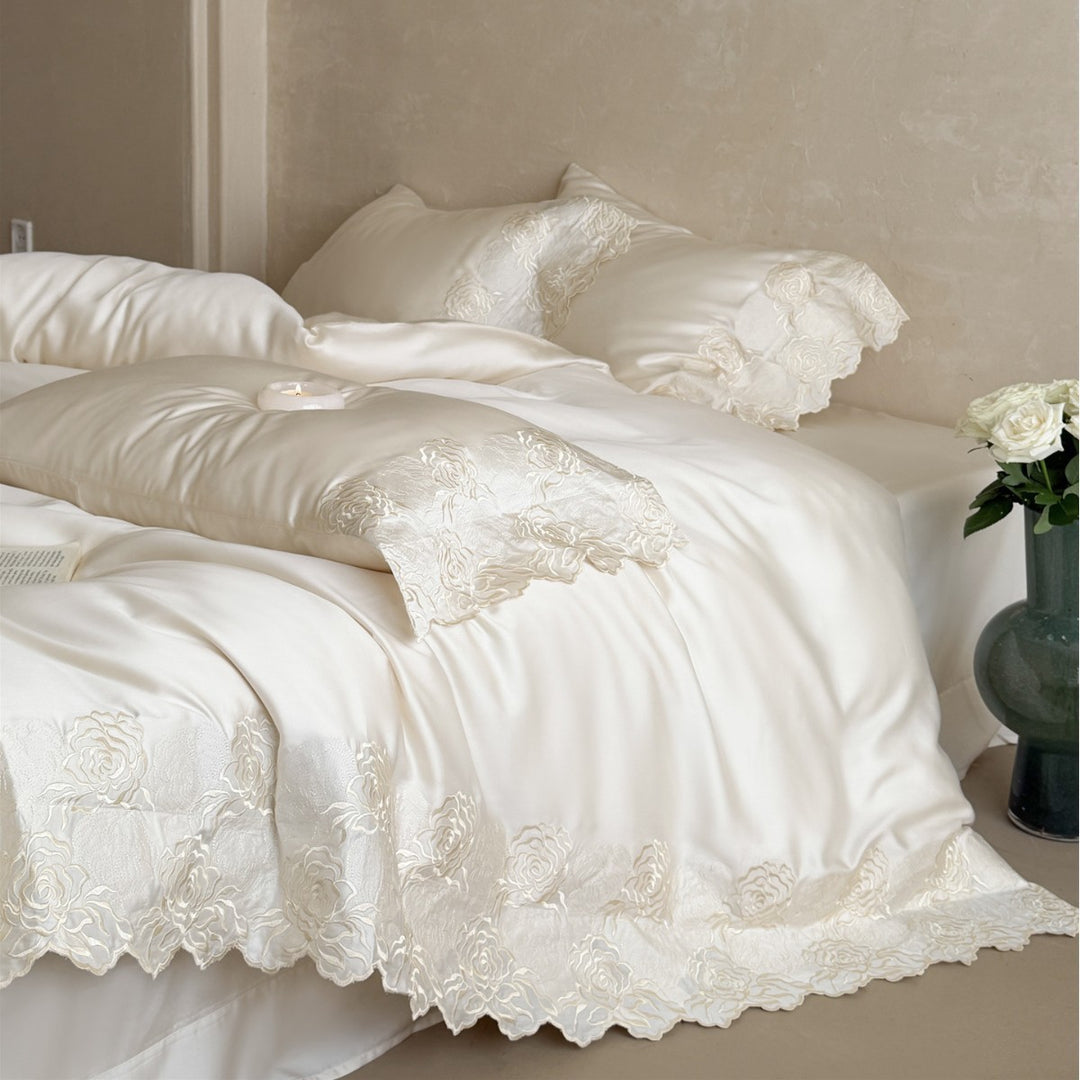 Luxuriöses besticktes Satin-Bettbezug-Set mit gewelltem Rosen-Spitzenbesatz