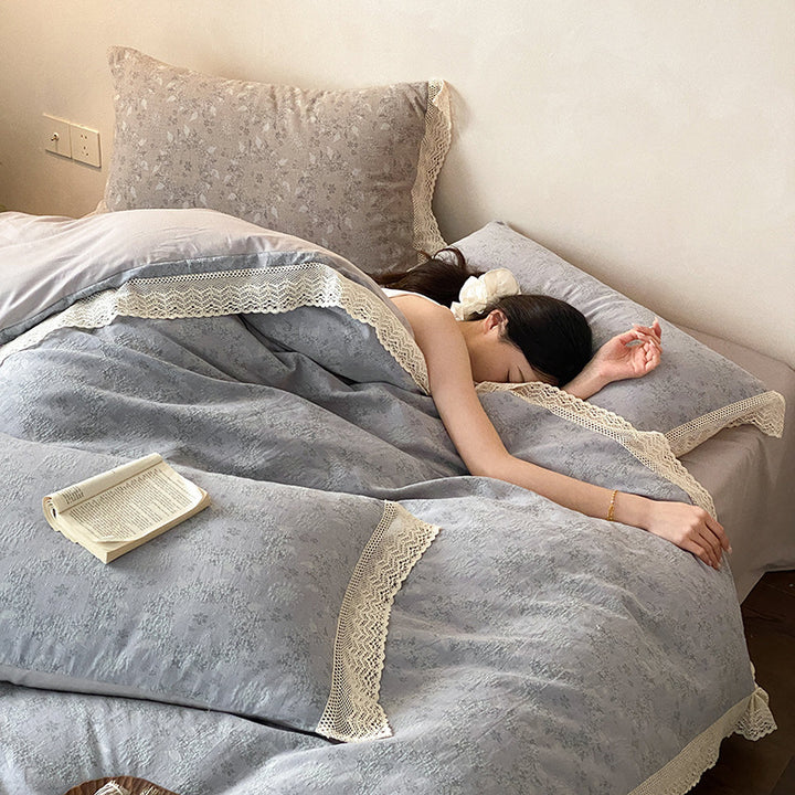 Reversibles Baumwollsatin-Bettwäscheset mit feiner Jacquard-Struktur und Spitzenkante