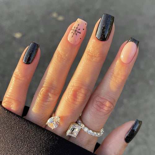 Kunstvoll gestaltetes Press-On Nagelset Karnz