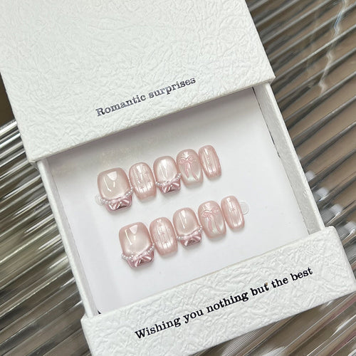Romantisches mit Schleifen verzierte Press-On Nageldesign
