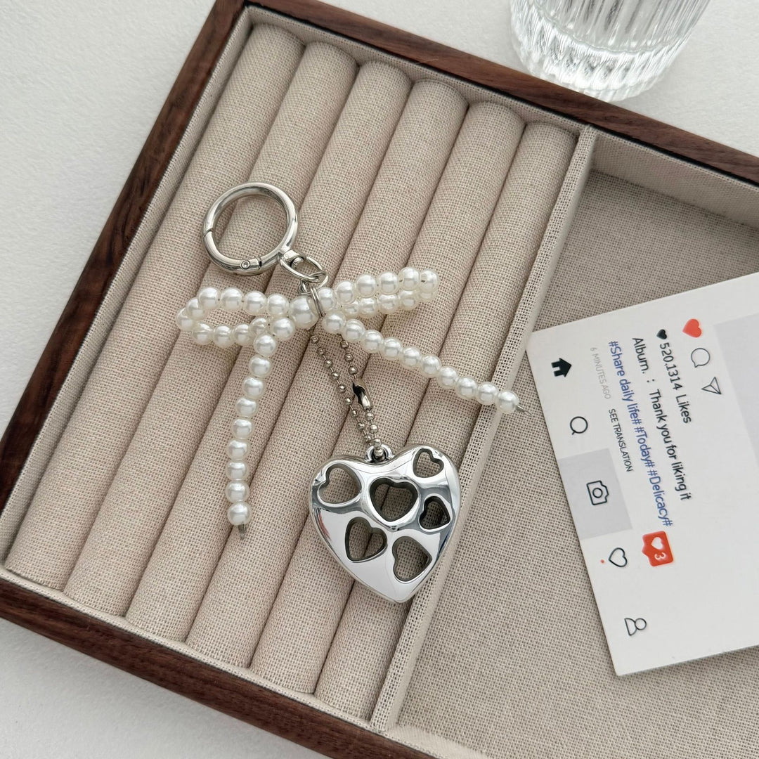 Herzförmiger Charm-Schlüsselanhänger mit Perlen-Schleife Karnz