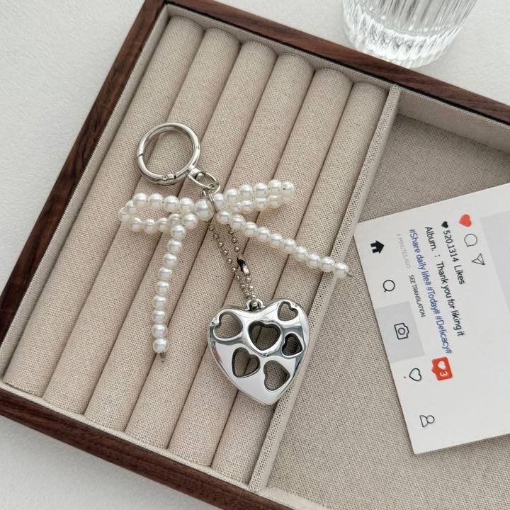 Herzförmiger Charm-Schlüsselanhänger mit Perlen-Schleife Karnz