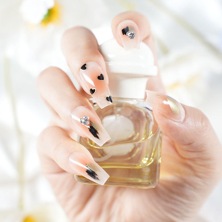 Künstlerisches herzverziertes Press-On-Nagelset Karnz