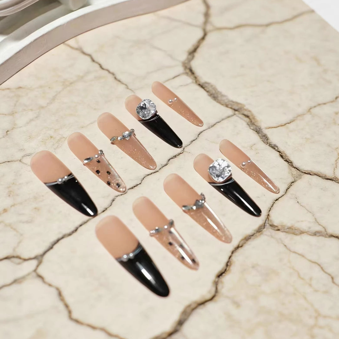 Künstlerische mit Strass veredelte Stiletto Press-On Nagelkunst Karnz