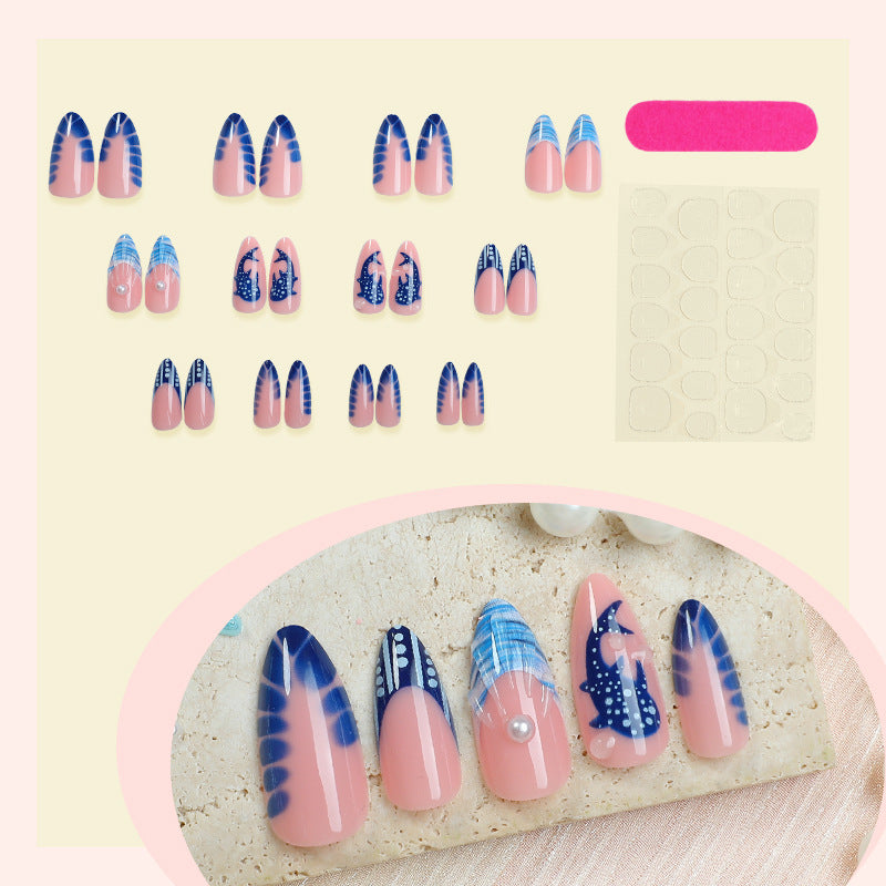 Kunstvolle Nagelspitzen mit maritimen Motiven Karnz