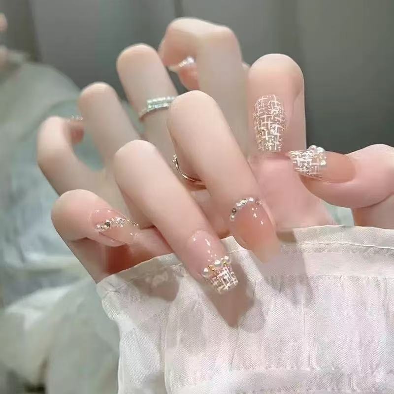 Glamouröse Kunstnägel mit Strassdetails Karnz