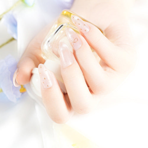 Elegantes Nagelkunstset mit luxuriösen Akzenten Karnz