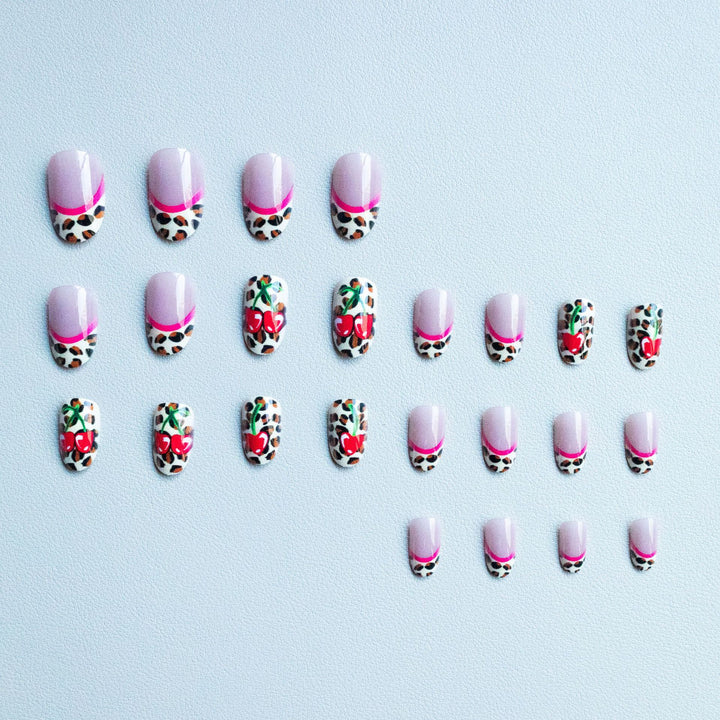 Künstlerische Leopard- und Kirsch-Nagelkunst