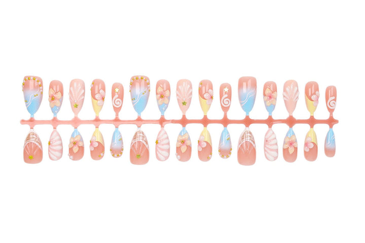 Kunstnagelset mit elegantem Blüten- und Muscheldesign Karnz