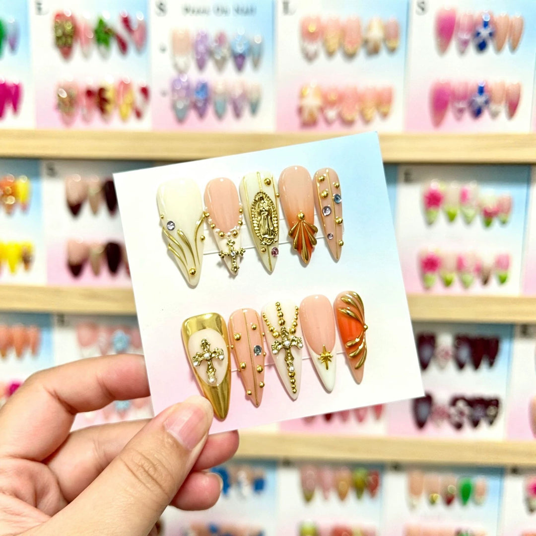 Künstlerisches Press-On Nagelkunst Set mit dekorativen Elementen