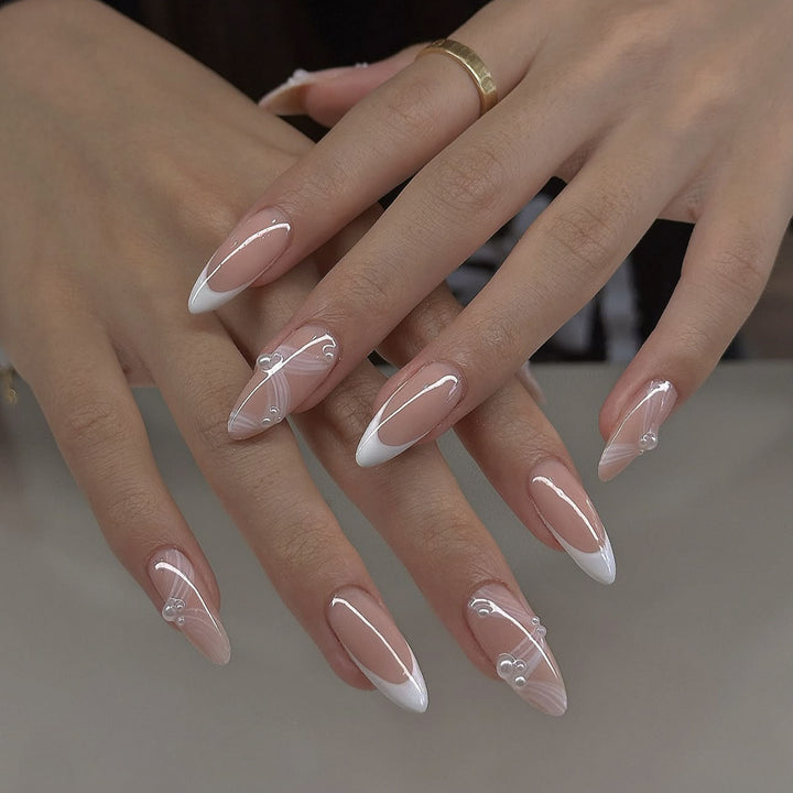 Kreatives Kunstnagelset mit eleganten Spitzen und Glitzerverzierungen Karnz