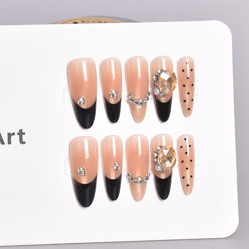 Elegantly gestaltete Press-On Nagelkunst Karnz