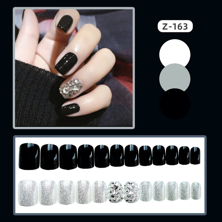 Elegante Press-On Nagelkunst mit Edelsteinakzenten