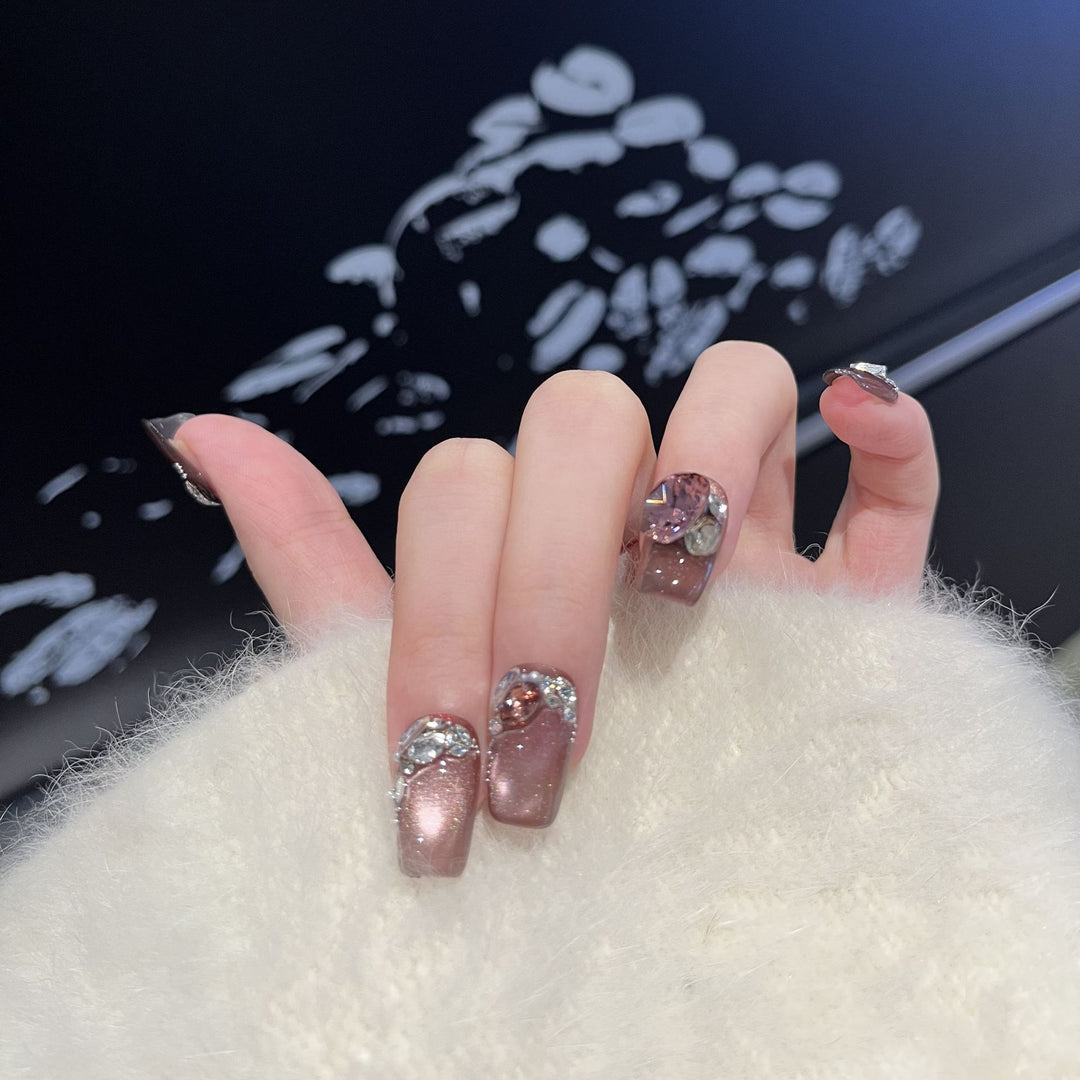 Dekoratives Press-On-Nageldesign mit Edelsteinakzenten Karnz