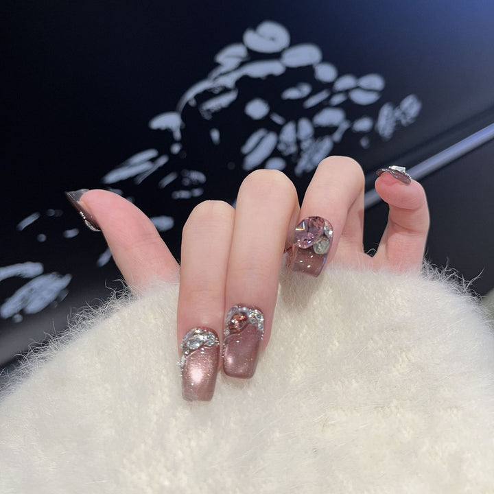 Dekoratives Press-On-Nageldesign mit Edelsteinakzenten Karnz