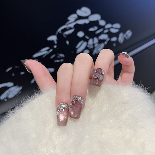 Dekoratives Press-On-Nageldesign mit Edelsteinakzenten Karnz