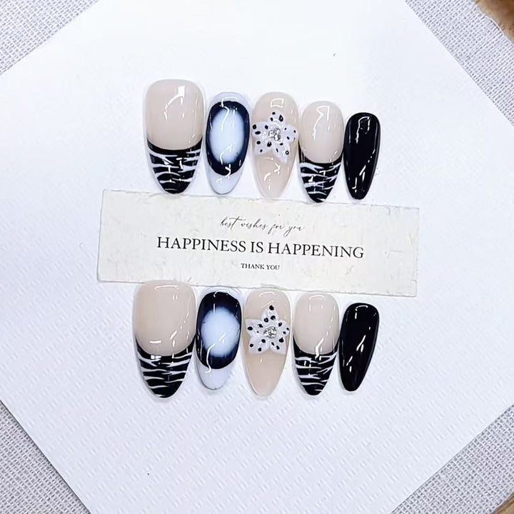 Künstlerisches Press-On Nagelkunst Set mit elegantem floralem Design Karnz