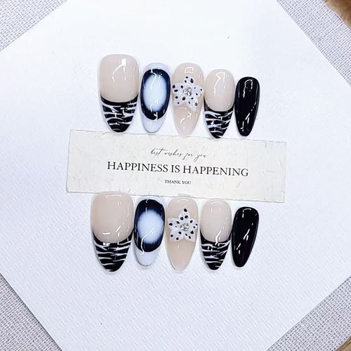 Künstlerisches Press-On Nagelkunst Set mit elegantem floralem Design Karnz