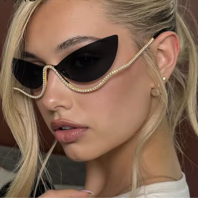 Damen extravagant geformte Cat-Eye Sonnenbrille mit funkelnden Applikationen Karnz