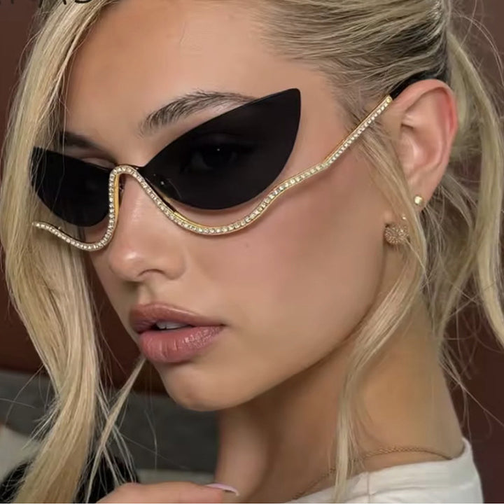 Damen extravagant geformte Cat-Eye Sonnenbrille mit funkelnden Applikationen Karnz