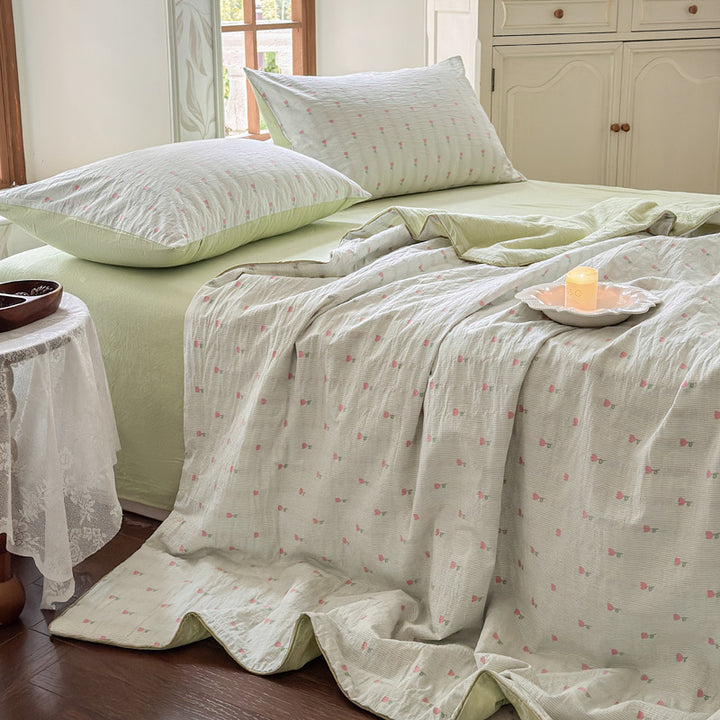 Gestepptes Baumwoll-Musselin Quilt-Set mit Wendefunktion, Zartem Blumenprint und passendem Spannbettlaken