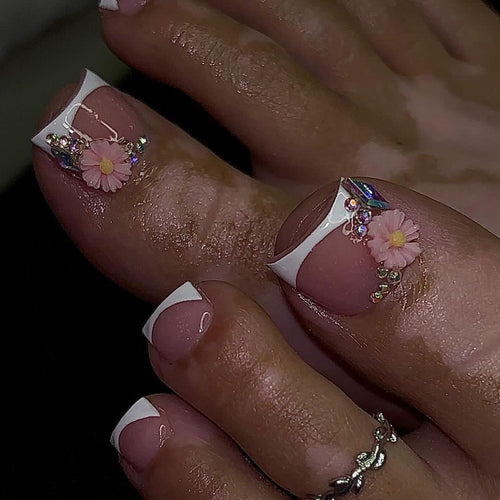 Fußnageldesign mit floralen Akzenten Karnz
