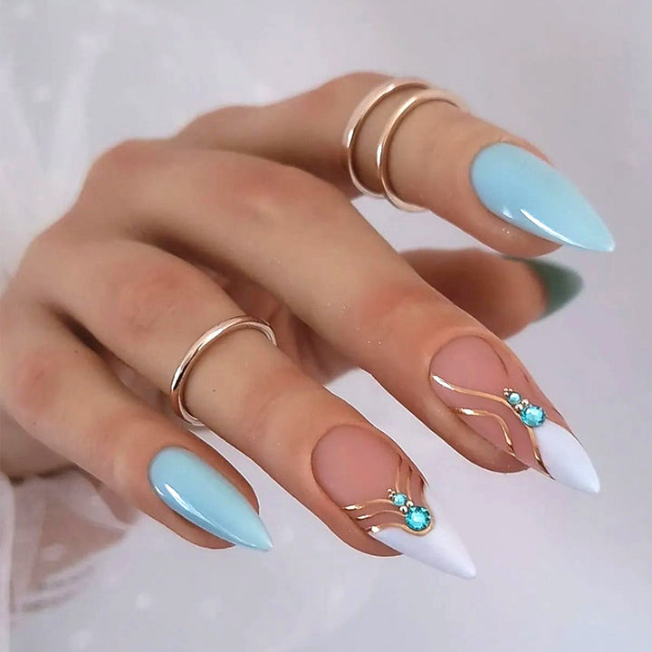 Elegante Kunstnägel im modernen Design mit Glitzerakzenten Karnz