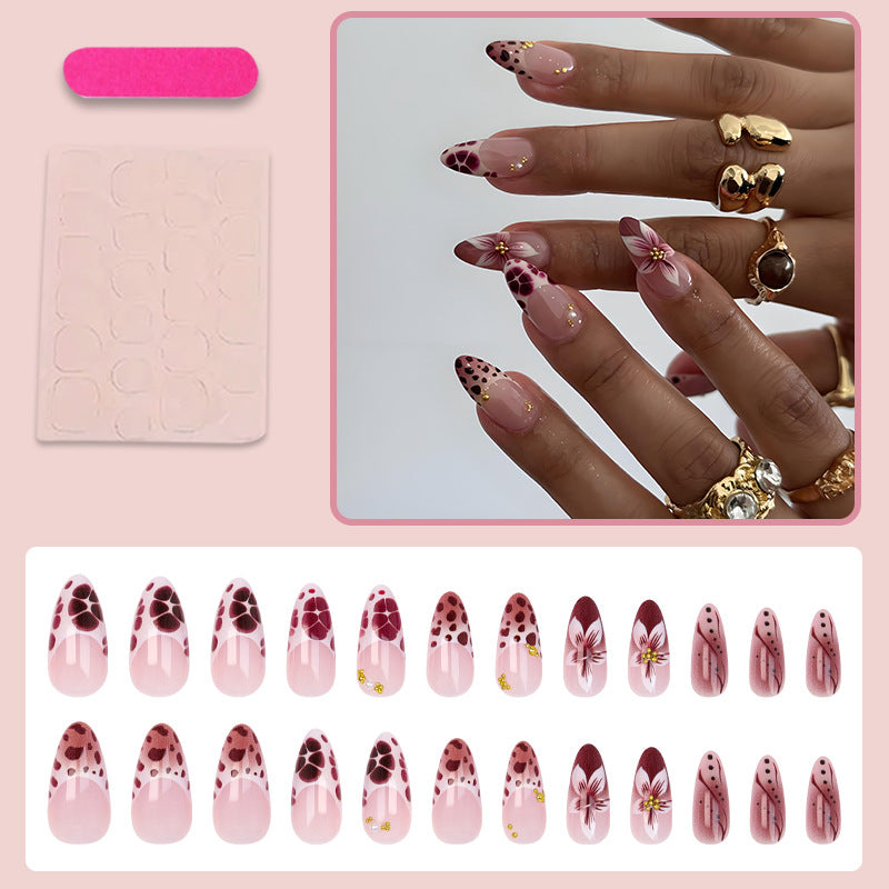 Kunstnagelset mit floralen und modernen Verzierungen Karnz