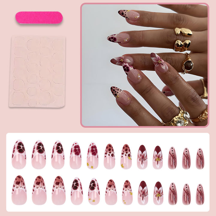 Kunstnagelset mit floralen und modernen Verzierungen Karnz