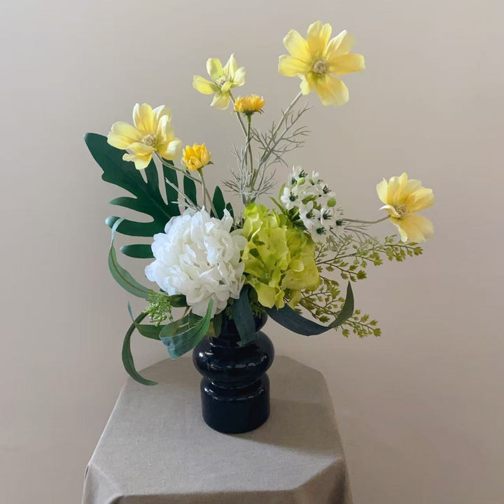 Elegante künstliche Blumenarrangement