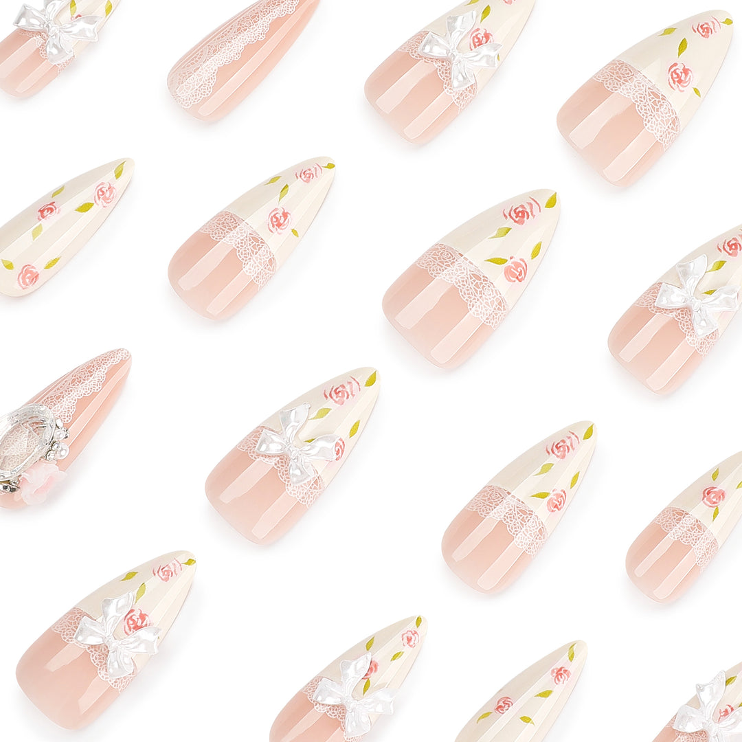 Kunstvolle Stiletto-Nägel mit floralen Akzenten und Glitzerakzenten Karnz