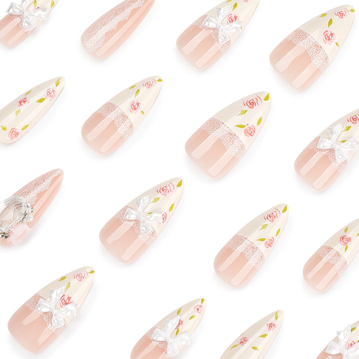 Kunstvolle Stiletto-Nägel mit floralen Akzenten und Glitzerakzenten Karnz