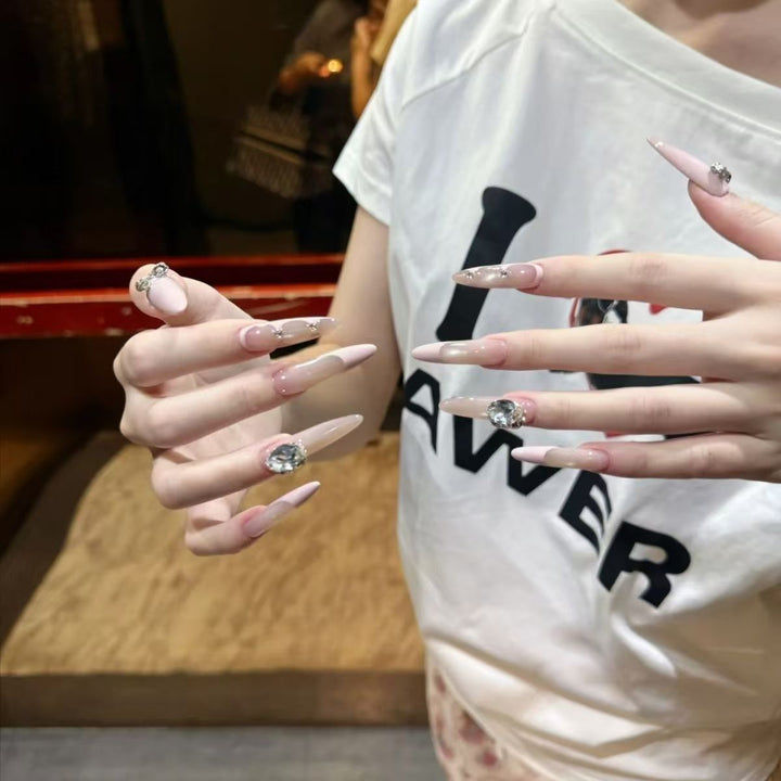 Glamouröse Stiletto Nail Art Extensions mit Kristallakzenten