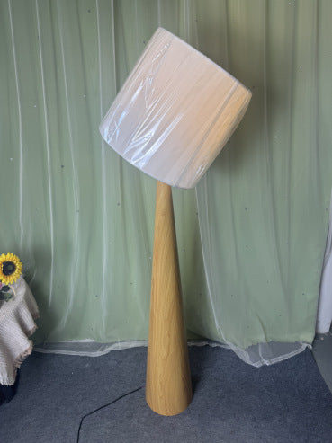 Moderne geometrische Stehlampe mit elegantem Stoffschirm