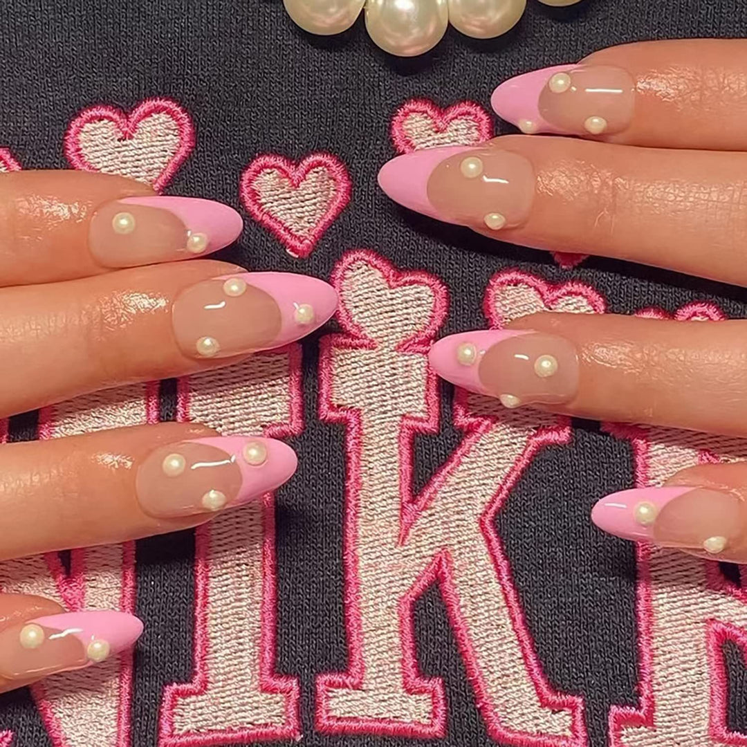 Kunstnagelset mit eleganten Perlenverzierungen Karnz