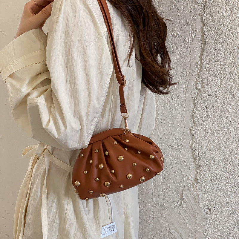 Dekorative Nieten-Clutch Tasche
