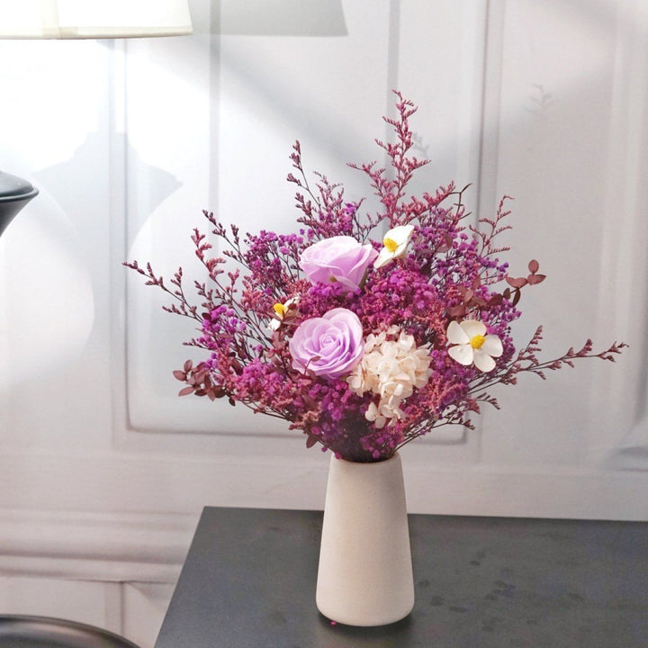 Künstliches Blumenarrangement mit dekorativer Vase