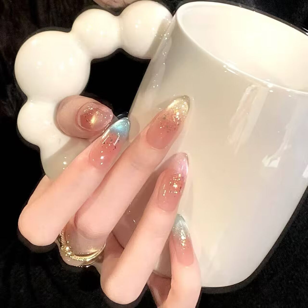 Künstlerisches Nageldesign mit dekorativen Elementen Karnz