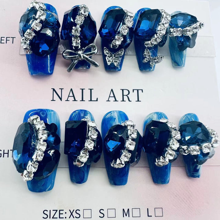 Glamouröse Nagelkunst mit Kristall- und Perlenakzenten Karnz