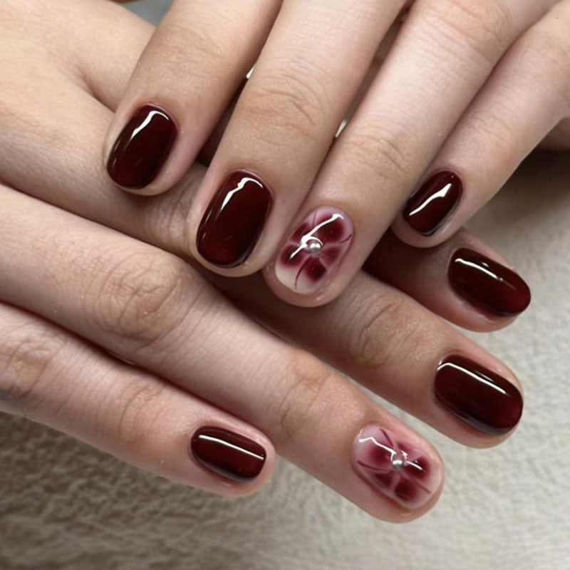 Kunstnagelset mit eleganten Blumendekoren Karnz