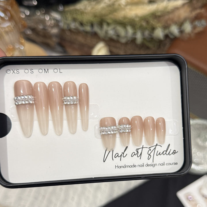 Stiletto Nagelkunst Tipps mit Strassakzenten Karnz