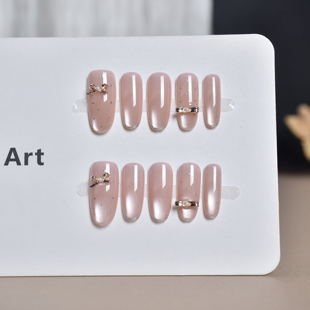 Elegantes Press-On Nagelkunst-Set mit dekorativen Akzenten Karnz