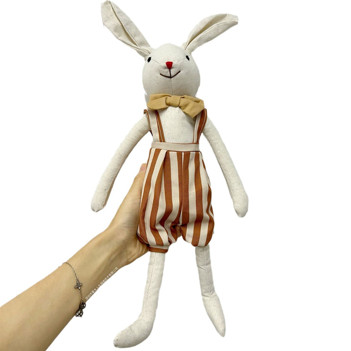 Handgefertigte Plüsch-Häschenpuppe mit floppy Ohren, gesticktem Gesicht und karierter Latzhose